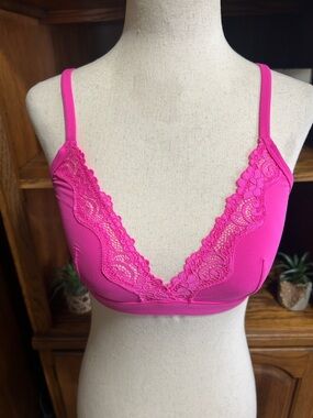 No Boundaries Hot Pink Lace V-Neck Bralette Size Medium NWOT